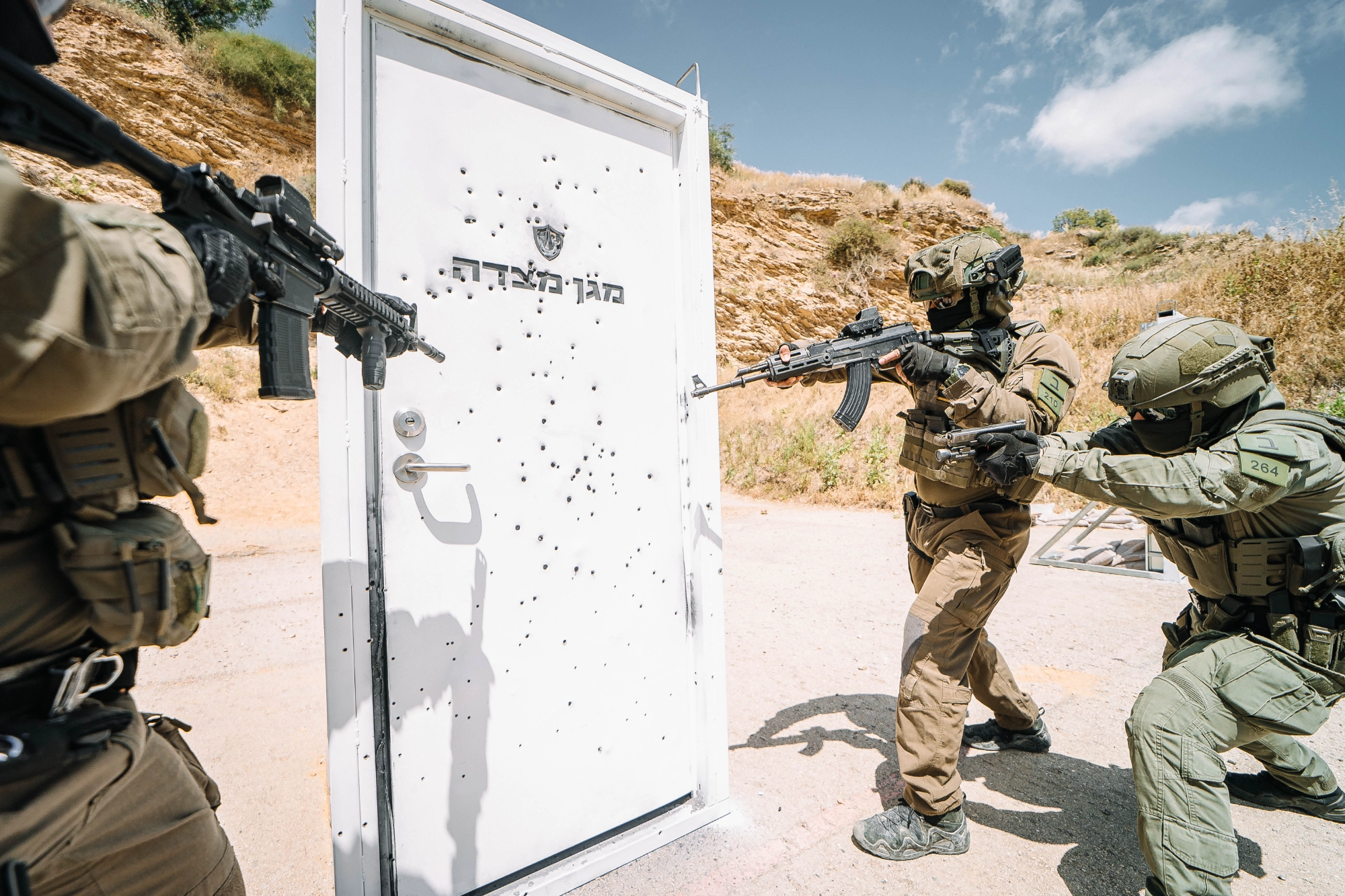 לוחמים בוחנים דלת בליסטית של מגן מצדה במטווח ירי